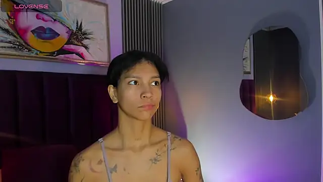 Snapshot of LauraAristizabal chatting on 10.28.25 LauraAristizabal online show from 10.28.25