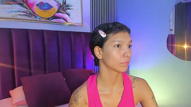 Snapshot of LauraAristizabal chatting on 10.31.25 LauraAristizabal online show from 10.31.25