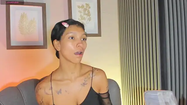 Snapshot of LauraAristizabal chatting on 11.02.25 LauraAristizabal online show from 11.02.25