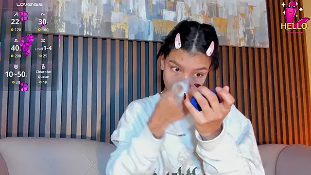 Snapshot of LauraAristizabal chatting on 11.15.25 LauraAristizabal online show from 11.15.25