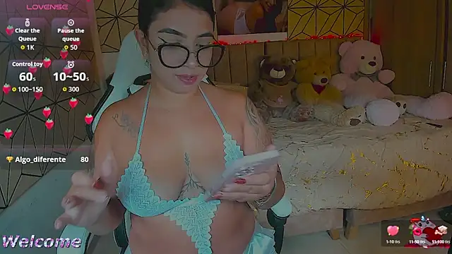 Snapshot of vane_lopez_ chatting on 10.07.25 vane lopez online show from 10.07.25