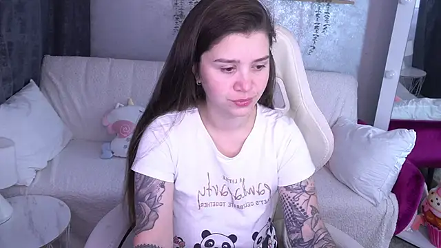 Snapshot of AmellyMilly chatting on 10.18.25 AmellyMilly online show from 10.18.25