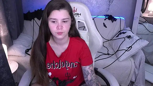 Snapshot of AmellyMilly chatting on 10.29.25 AmellyMilly online show from 10.29.25