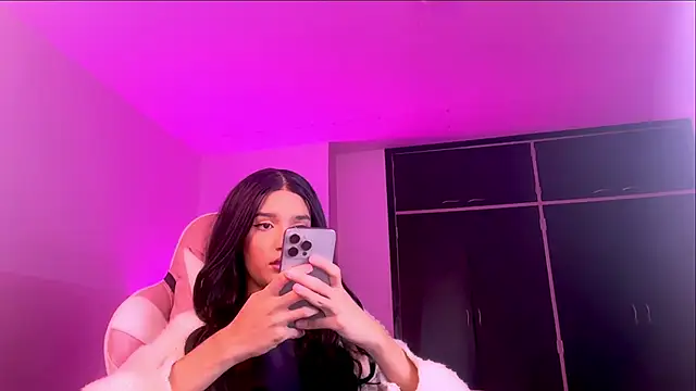 Snapshot of Ainhoads chatting on 10.28.25 Ainhoads online show from 10.28.25