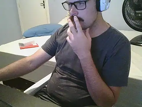 Snapshot of SuyNey chatting on 02.20.26 SuyNey online show from 02.20.26