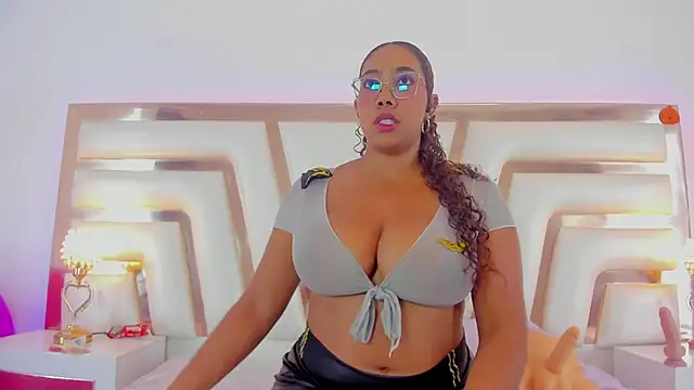 Snapshot of Aisharhodes00 chatting on 11.04.25 Aisharhodes00 online show from 11.04.25