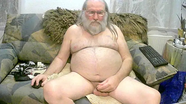 Snapshot of SexySantaC chatting on 01.04.25 SexySantaC online show from 01.04.25