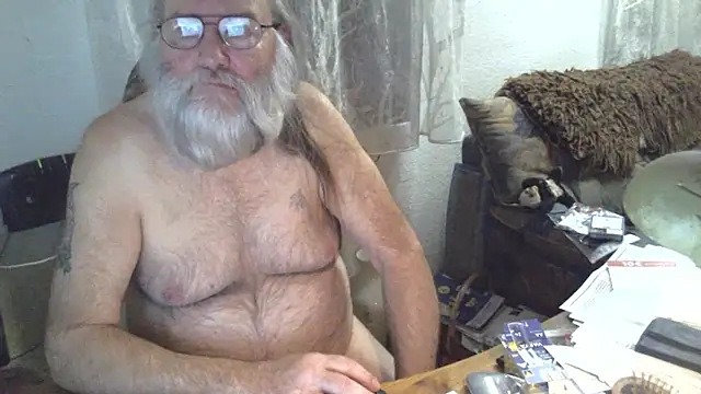 Snapshot of SexySantaC chatting on 03.18.25 SexySantaC online show from 03.18.25