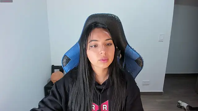 Snapshot of Miss_Nicole chatting on 10.11.25 Miss Nicole online show from 10.11.25