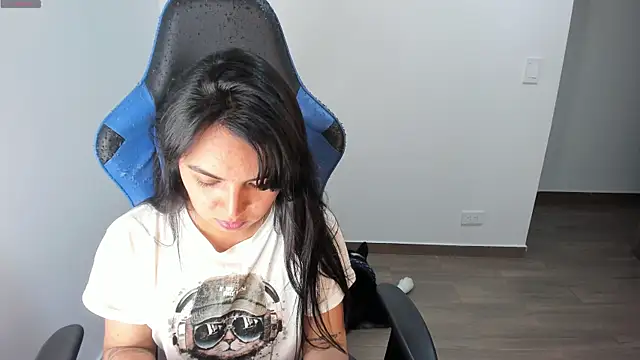 Snapshot of Miss_Nicole chatting on 10.22.25 Miss Nicole online show from 10.22.25