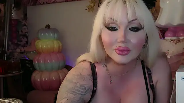 Snapshot of elyink chatting on 10.26.25 elyink online show from 10.26.25