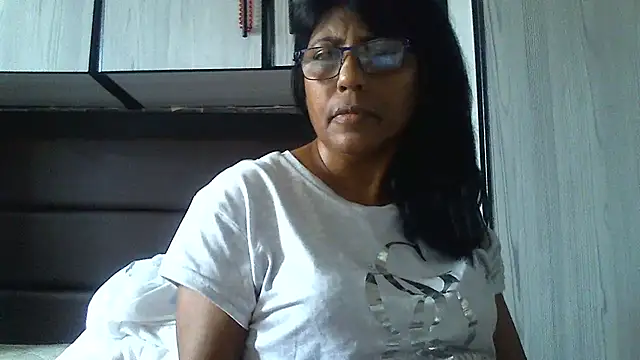 Snapshot of MsAttitude chatting on 01.06.25 MsAttitude online show from 01.06.25