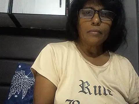 Snapshot of MsAttitude chatting on 11.02.25 MsAttitude online show from 11.02.25