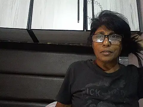 Snapshot of MsAttitude chatting on 11.08.25 MsAttitude online show from 11.08.25