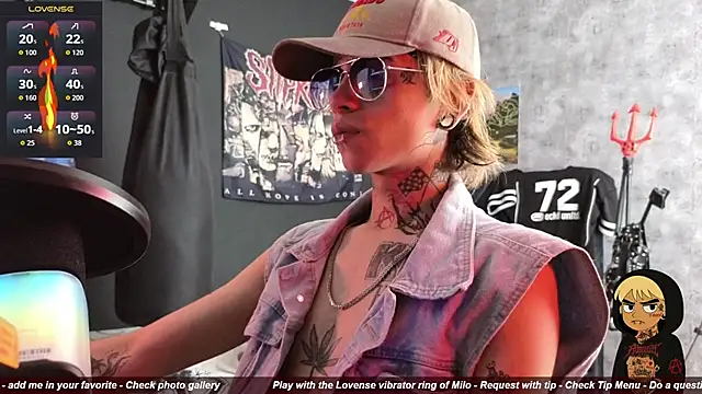 Snapshot of AcidMilo chatting on 11.01.25 AcidMilo online show from 11.01.25