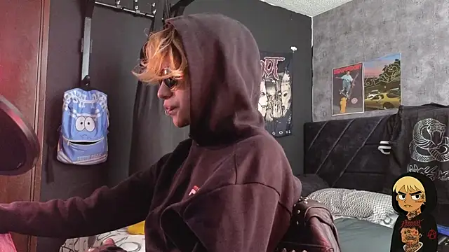 Snapshot of AcidMilo chatting on 11.05.25 AcidMilo online show from 11.05.25