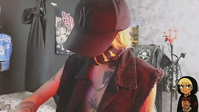 Snapshot of AcidMilo chatting on 11.11.25 AcidMilo online show from 11.11.25