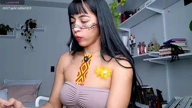 Snapshot of Nikol-JE chatting on 10.25.25 Nikol-JE online show from 10.25.25