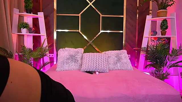 Snapshot of LittleeCutee chatting on 09.21.25 LittleeCutee online show from 09.21.25