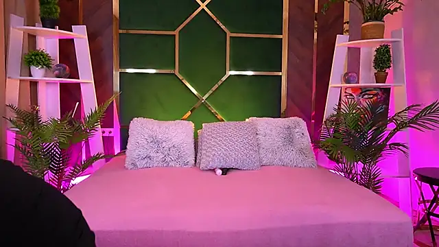 Snapshot of LittleeCutee chatting on 09.27.25 LittleeCutee online show from 09.27.25