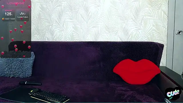 Snapshot of Millanorze chatting on 10.03.25 Millanorze online show from 10.03.25