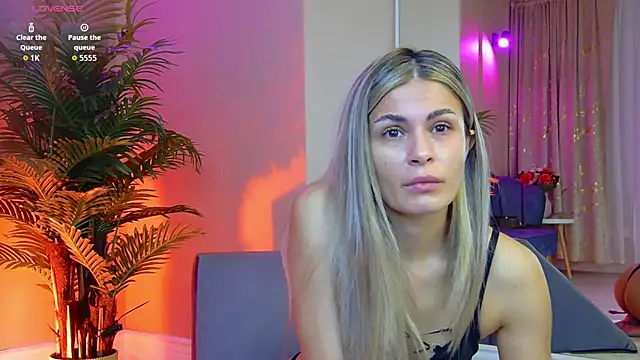 Snapshot of Avril_Cyrus chatting on 10.27.25 Avril Cyrus online show from 10.27.25