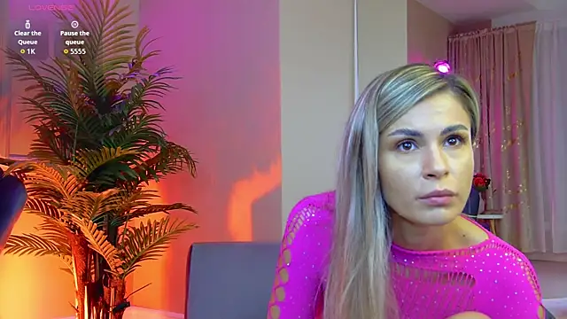 Snapshot of Avril_Cyrus chatting on 10.28.25 Avril Cyrus online show from 10.28.25