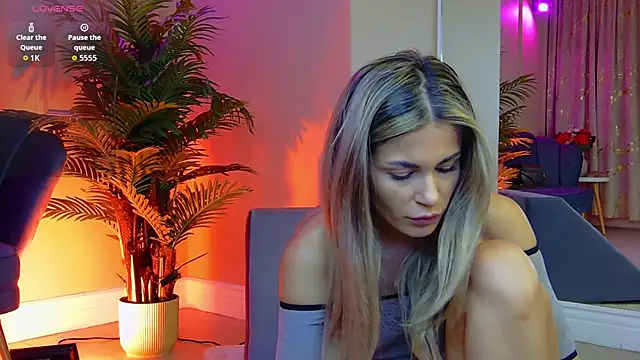 Snapshot of Avril_Cyrus chatting on 10.30.25 Avril Cyrus online show from 10.30.25