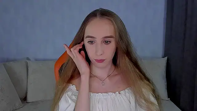 Snapshot of _mira_cle_ chatting on 10.27.25 mira cle online show from 10.27.25