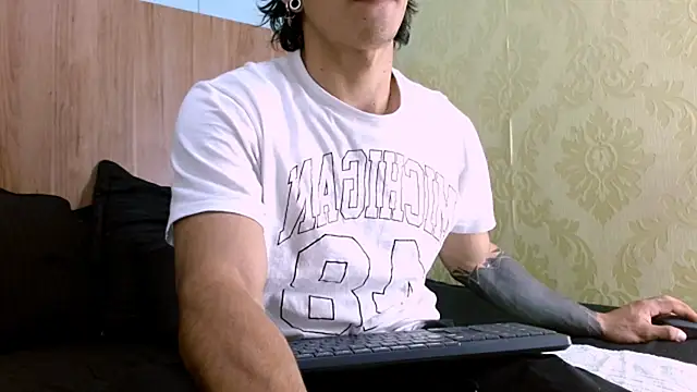 Snapshot of AlbertBernal69 chatting on 01.11.25 AlbertBernal69 online show from 01.11.25