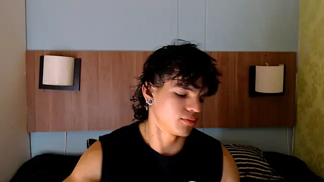 Snapshot of AlbertBernal69 chatting on 02.22.25 AlbertBernal69 online show from 02.22.25
