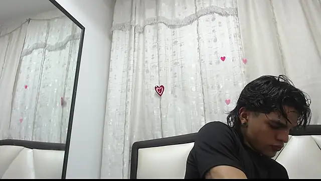 Snapshot of AlbertBernal69 chatting on 03.17.25 AlbertBernal69 online show from 03.17.25