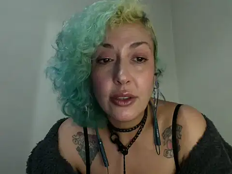 Snapshot of MariLouM chatting on 05.17.26 MariLouM online show from 05.17.26