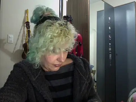 Snapshot of MariLouM chatting on 06.25.26 MariLouM online show from 06.25.26