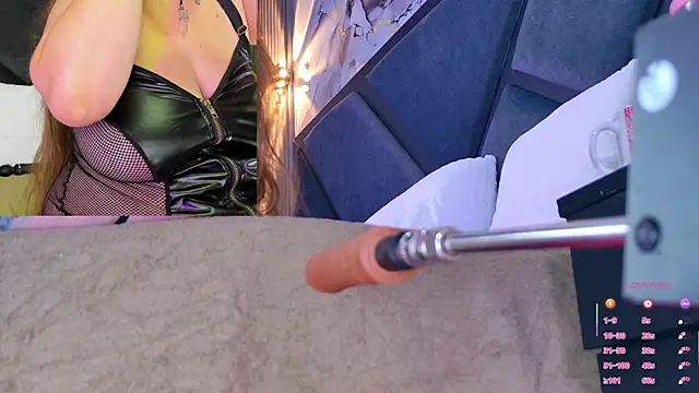 Snapshot of NathaxaLeans chatting on 09.11.25 NathaxaLeans online show from 09.11.25