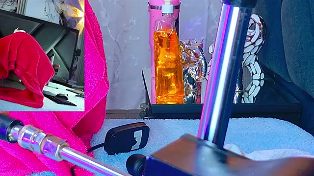 Snapshot of NathaxaLeans chatting on 10.29.25 NathaxaLeans online show from 10.29.25