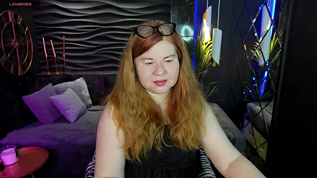 Snapshot of Mrs_Emilia chatting on 12.12.24 Mrs Emilia online show from 12.12.24