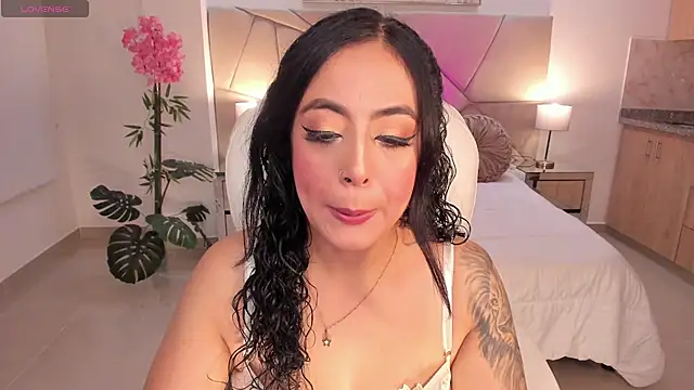 Snapshot of kim_thompson_1 chatting on 11.05.25 kim thompson 1 online show from 11.05.25