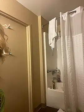 Snapshot of SlimBeenBadd1981 chatting on 12.10.24 SlimBeenBadd1981 online show from 12.10.24