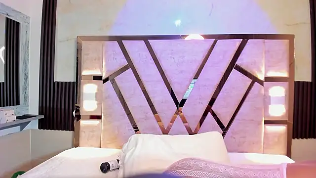 Athenea Mills online show from 02.03.26