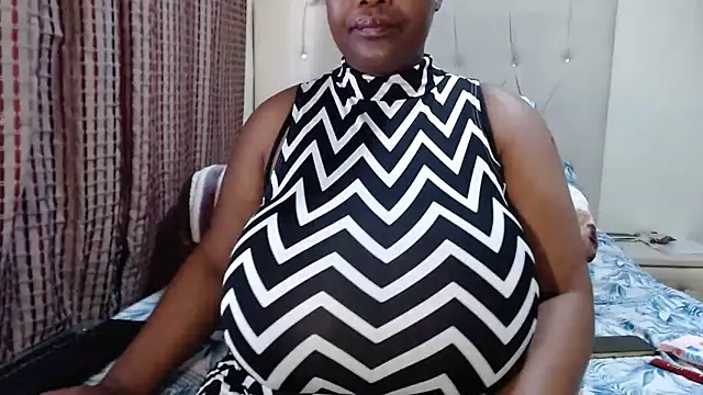 Snapshot of CHOCOLATEDARKBUSTYX chatting on 10.07.25 CHOCOLATEDARKBUSTYX online show from 10.07.25