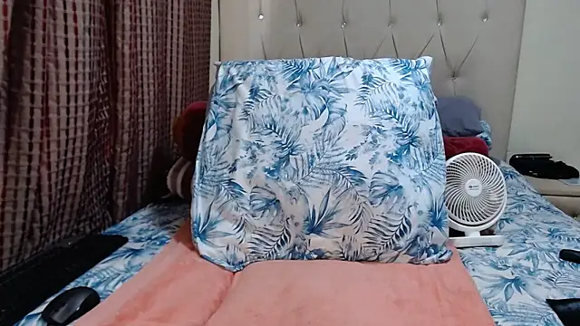 Snapshot of CHOCOLATEDARKBUSTYX chatting on 10.09.25 CHOCOLATEDARKBUSTYX online show from 10.09.25