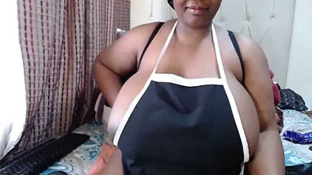 Snapshot of CHOCOLATEDARKBUSTYX chatting on 10.21.25 CHOCOLATEDARKBUSTYX online show from 10.21.25