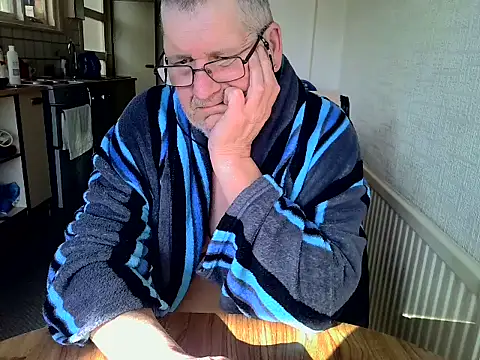 Snapshot of daddyflash chatting on 03.19.25 daddyflash online show from 03.19.25