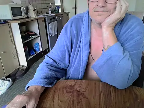Snapshot of daddyflash chatting on 09.18.25 daddyflash online show from 09.18.25