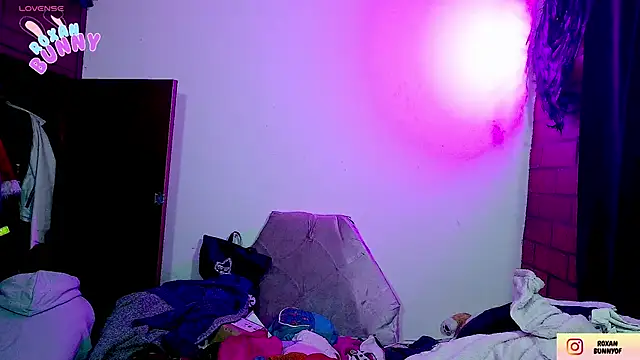 Snapshot of Roxanbunny1 chatting on 11.12.25 Roxanbunny1 online show from 11.12.25