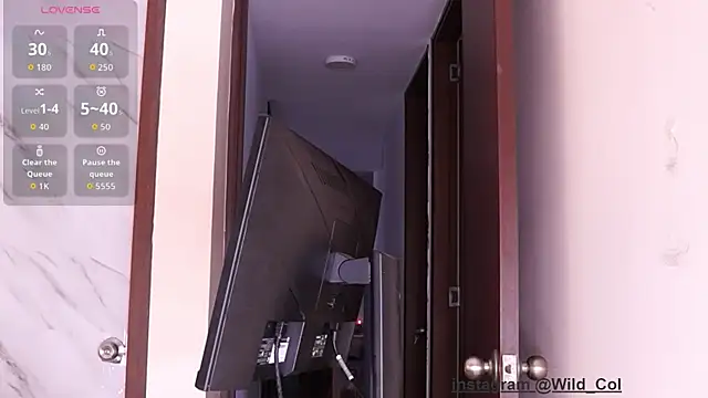 Snapshot of wild_col_ chatting on 09.27.25 wild col online show from 09.27.25