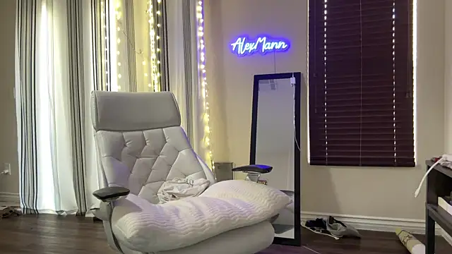 Snapshot of alexmannd chatting on 10.02.25 alexmannd online show from 10.02.25