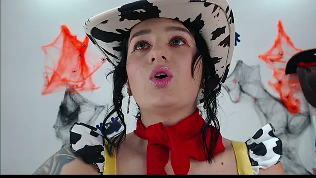 Snapshot of Sisirojas chatting on 10.31.25 Sisirojas online show from 10.31.25