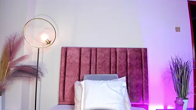 NoraDasilva online show from 04.11.26